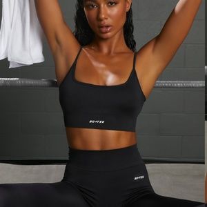 BO + TEE NWT AWAKEN SQUARE NECK SEAMLESS SPORTS BRA IN BLACK